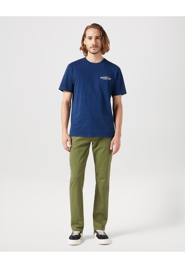 Wrangler - WRANGLER GREENSBORO MĘSKIE SPODNIE MATERIAŁOWE MATERIAŁ OLIVE W112350800. Materiał: materiał