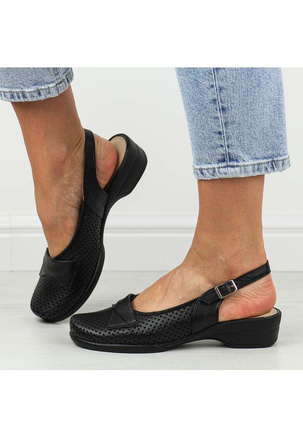 Czarne skórzane ażurowe Polskie sandały damskie z zakrytymi palcami Gregors 643. Kolor: czarny. Materiał: skóra. Wzór: ażurowy. Obcas: na koturnie
