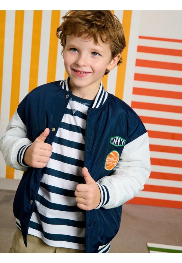 Sinsay - Kurtka bejsbolówka z naszywkami - granatowy. Kolor: niebieski. Wzór: aplikacja