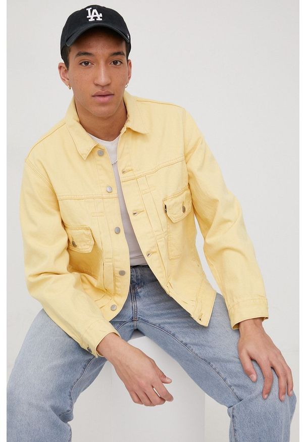 Levi's® - Levi's kurtka jeansowa męska kolor żółty przejściowa. Okazja: na spotkanie biznesowe, na co dzień. Kolor: żółty. Materiał: jeans. Wzór: gładki. Styl: casual, biznesowy
