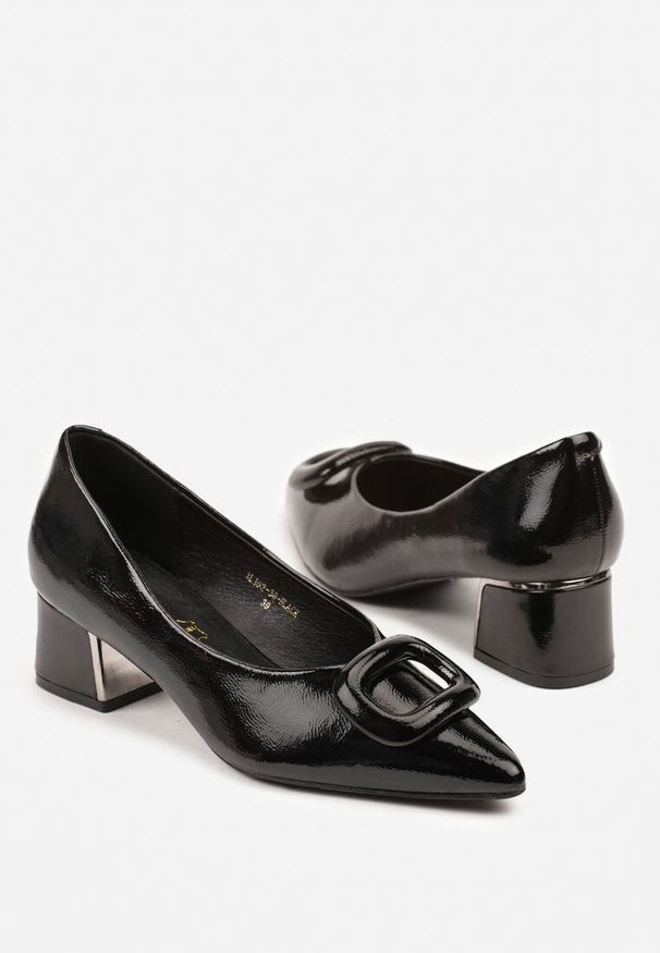 Renee - Czarne Czółenka Vices na Słupku z Wkładką ze Skóry Naturalnej i Klamrą Apanelle. Okazja: na spotkanie biznesowe. Zapięcie: klamry. Kolor: czarny. Materiał: skóra. Obcas: na słupku. Styl: elegancki, biznesowy. Wysokość obcasa: średni