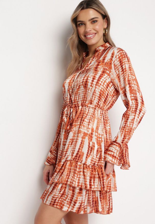 Born2be - Pomarańczowa Sukienka Mini Ozdobiona Falbankami i Akwarelowym Wzorem Panava. Typ kołnierza: kołnierz z falbankami. Kolor: pomarańczowy. Długość rękawa: długi rękaw. Wzór: aplikacja. Długość: mini