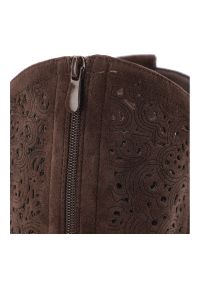 Kozaki damskie S.Barski, wysoka cholewka materiałowe wnętrze zapinane na suwak oraz miękka wkładka, brązowe, HY61-8023. Kolor: brązowy. Szerokość cholewki: normalna. Wzór: ażurowy. Wysokość cholewki: przed kolano. Materiał: materiał. Sezon: zima, jesień. Obcas: na obcasie. Styl: elegancki, klasyczny. Wysokość obcasa: niski #2