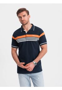 Ombre Clothing - Dopasowana koszulka męska polo z dwukolorowymi pasami – granatowa V1. Okazja: na co dzień. Typ kołnierza: polo. Kolor: niebieski. Materiał: materiał, bawełna, skóra, dzianina. Wzór: aplikacja, paski. Styl: casual, klasyczny, sportowy #1