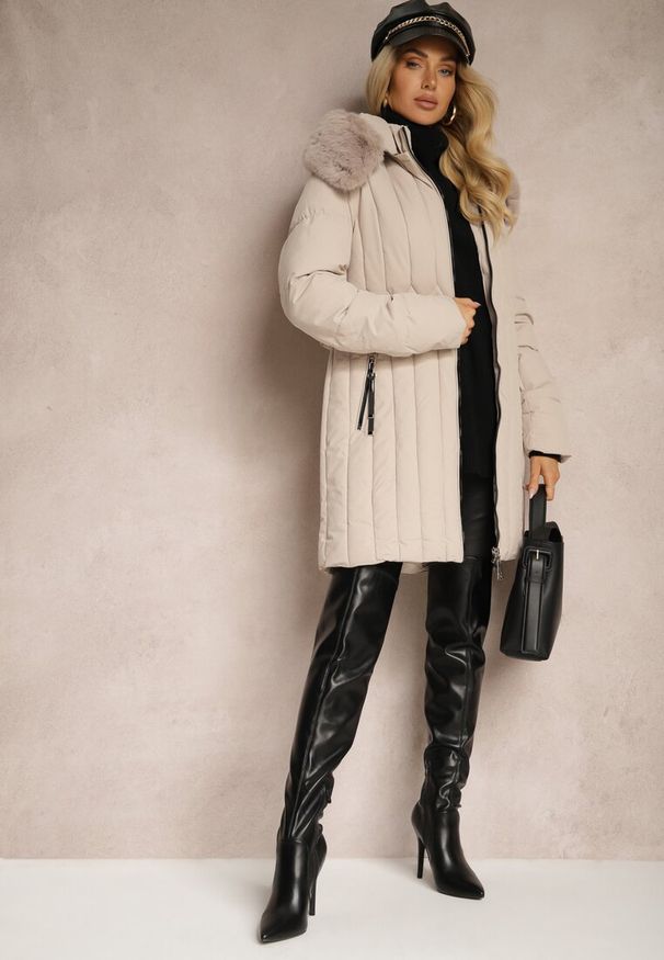 Renee - Beżowa Pionowo Pikowana Kurtka z Kapturem z Futrzanym Wykończeniem i Wiązanym Paskiem Leozelle. Okazja: na spacer. Typ kołnierza: kaptur. Kolor: beżowy. Materiał: futro