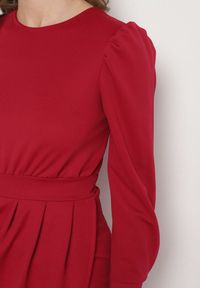 Born2be - Różowa Sukienka z Marszczeniem i Bufiastymi Rękawami Redenia. Kolor: różowy. Styl: klasyczny, elegancki #7