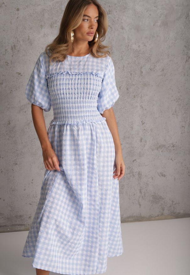 Renee - Jasnoniebieska Sukienka w Stylu Boho z Bawełną w Kratę i Marszczoną Górą Diomereia. Okazja: na co dzień. Kolor: niebieski. Materiał: bawełna. Sezon: lato. Typ sukienki: proste, rozkloszowane. Styl: boho