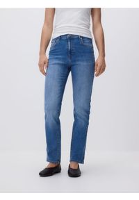 Reserved - Jeansy slim straight - niebieski. Kolor: niebieski