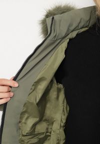 Born2be - Ciemnozielona Pikowana Kurtka z Kapturem z Futrem i Ściągaczami przy Rękawach Dacce. Okazja: na co dzień. Typ kołnierza: kaptur. Kolor: zielony. Materiał: futro. Styl: casual #3