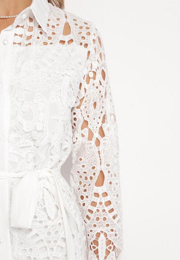 Born2be - Biała Ażurowa Sukienka Koszulowa Mini z Wiązanym Paskiem Jolira. Kolor: biały. Materiał: tkanina, materiał. Wzór: ażurowy. Typ sukienki: koszulowe. Długość: mini