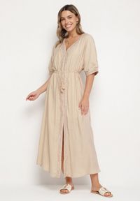 Born2be - Beżowa Wiskozowa Sukienka z Ażurową Lamówką Aravellea. Okazja: na co dzień. Typ kołnierza: dekolt w serek. Kolor: beżowy. Materiał: wiskoza. Wzór: ażurowy. Styl: casual, elegancki #1