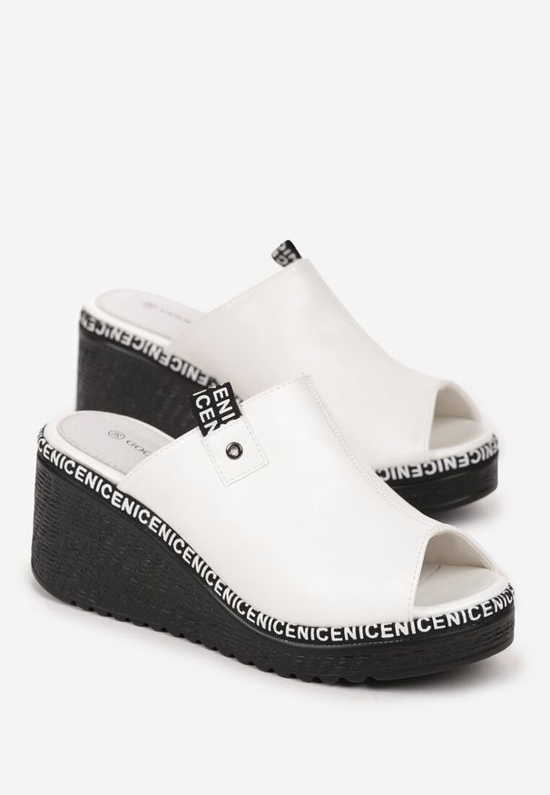 Renee - Białe Klapki na Koturnie z Otwartym Noskiem Kenara. Nosek buta: otwarty. Kolor: biały. Obcas: na koturnie