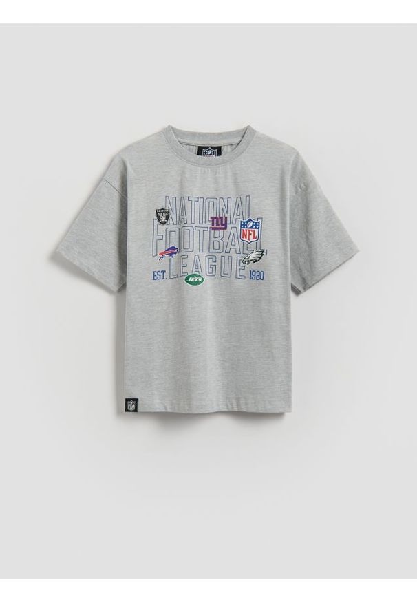 Reserved - T-shirt NFL - jasnoszary. Kolor: szary. Materiał: dzianina, bawełna