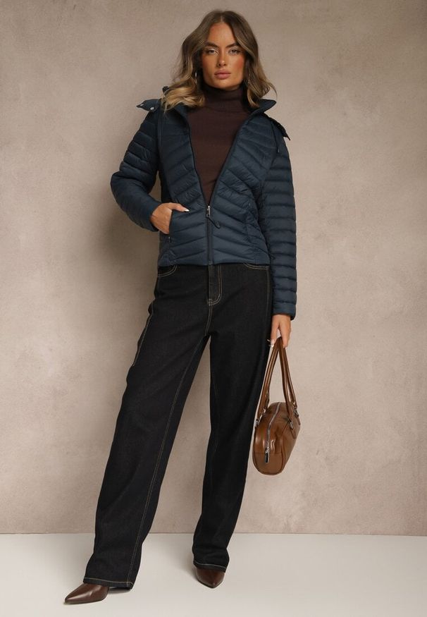 Renee - Granatowa Przejściowa Kurtka z Pikowanymi Przeszyciami i Kapturem Suritte. Okazja: na spacer, na co dzień. Kolor: niebieski. Materiał: dzianina, jeans. Styl: casual, klasyczny