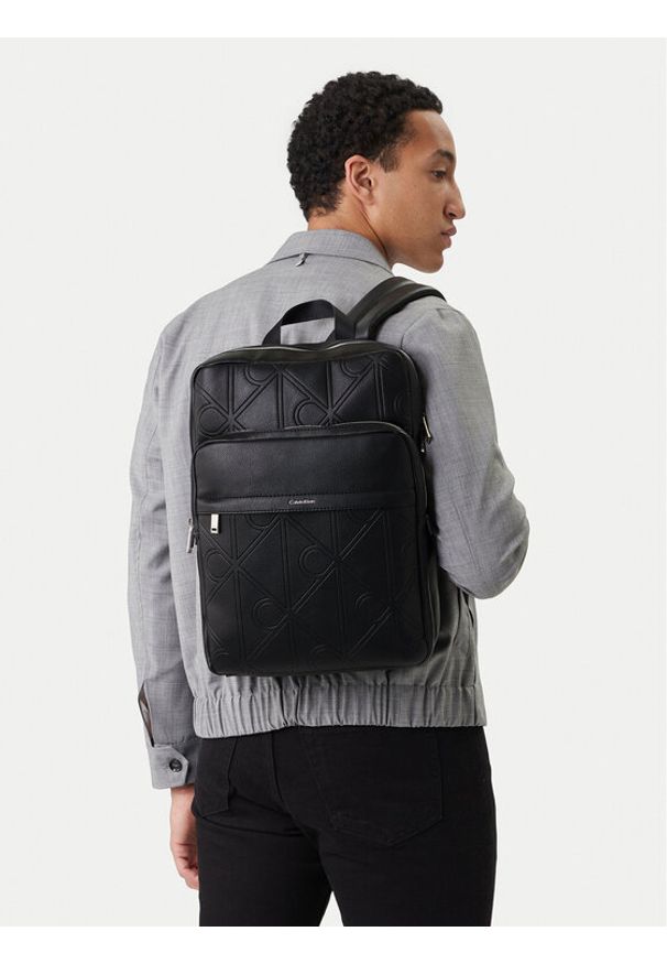 Calvin Klein Saszetka Emblem Aop Emboss Slim Square Bp LV04D3328G Czarny. Kolor: czarny. Materiał: skóra