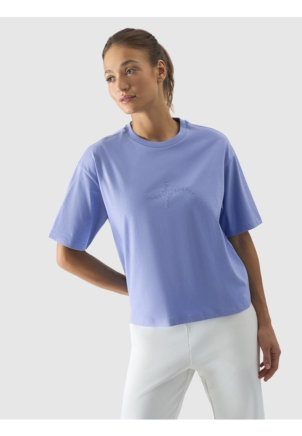 4f - T-shirt oversize z nadrukiem damski - niebieski. Okazja: na co dzień. Kolor: niebieski. Materiał: bawełna, dzianina, jersey. Wzór: nadruk. Styl: casual, klasyczny, sportowy