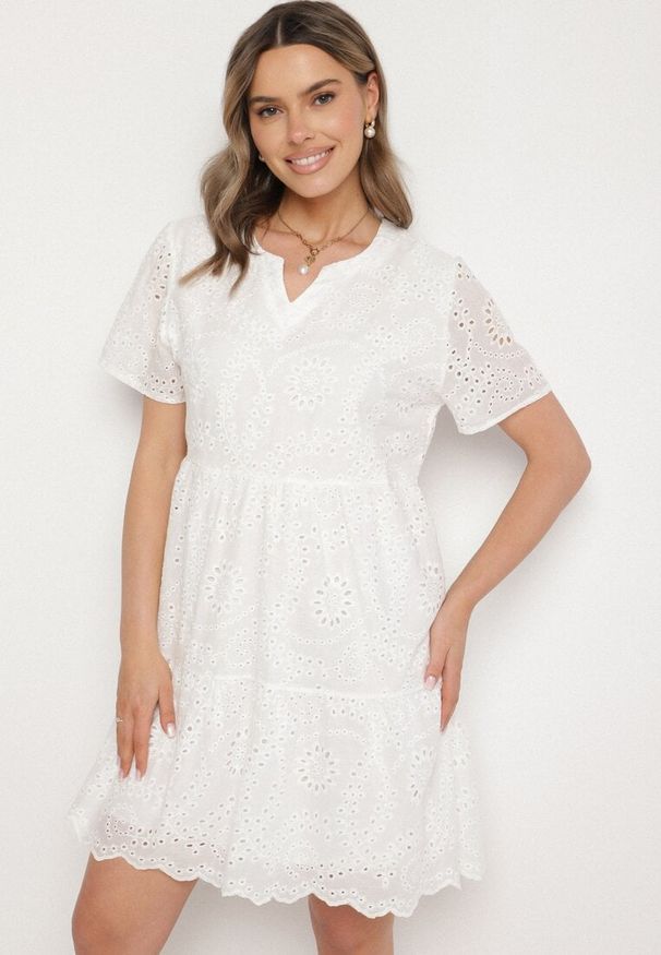 Born2be - Biała Haftowana Bawełniana Sukienka z Ażurowym Wzorem Lumoreline. Okazja: na spacer, na co dzień. Kolor: biały. Materiał: bawełna. Wzór: ażurowy, haft. Sezon: lato. Typ sukienki: proste. Styl: elegancki, casual