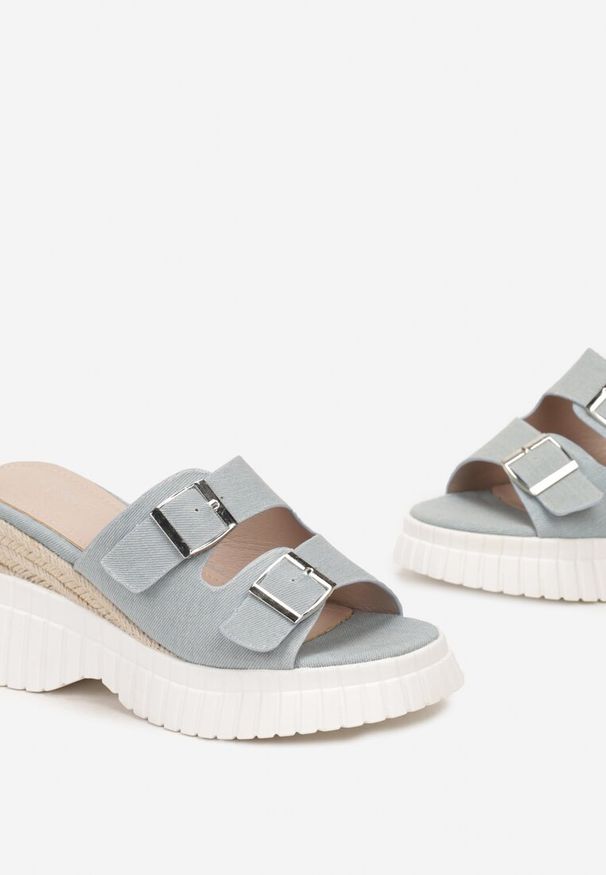 Born2be - Niebieskie Klapki na Koturnie Wsuwane z Klamrami przy Paseczkach Vezlira. Kolor: niebieski. Sezon: lato. Obcas: na koturnie. Styl: boho, elegancki