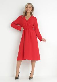 Born2be - Czerwona Sukienka Koszulowa z Marszczoną Gumką w Talii Emonia. Kolor: czerwony. Długość rękawa: długi rękaw. Typ sukienki: koszulowe. Długość: midi #6