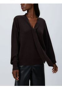 Reserved - Sweter z ozdobnym wiązaniem - brązowy. Kolor: brązowy. Materiał: dzianina, wełna
