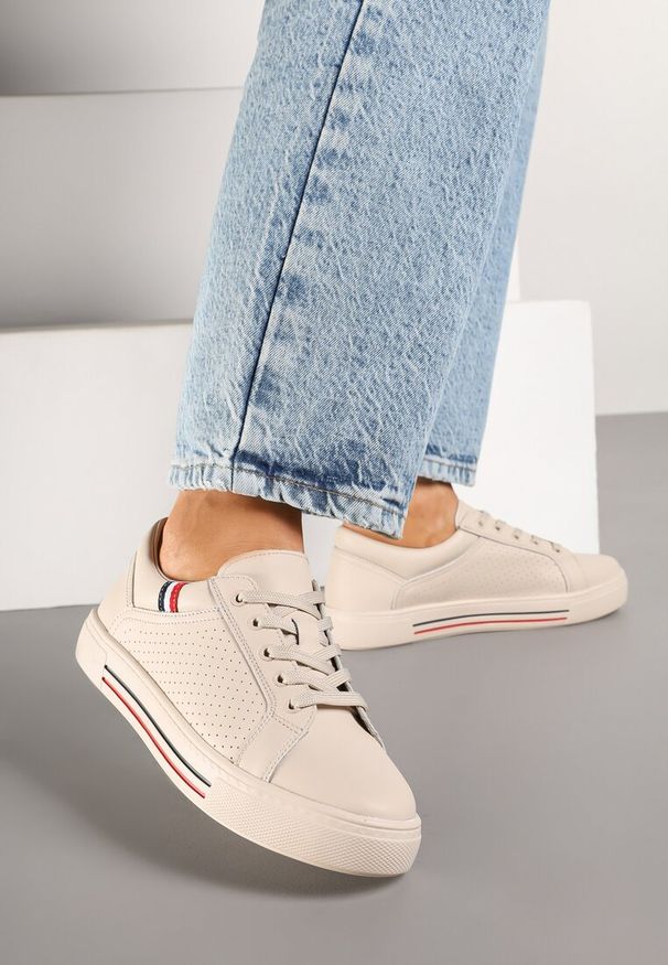 Born2be - Beżowe Płaskie Sneakersy ze Skóry Naturalnej ze Skórzaną Wkładką Ozdobione Perforacją Zelili. Okazja: na co dzień. Kolor: beżowy. Materiał: skóra. Wzór: aplikacja. Sezon: wiosna, lato