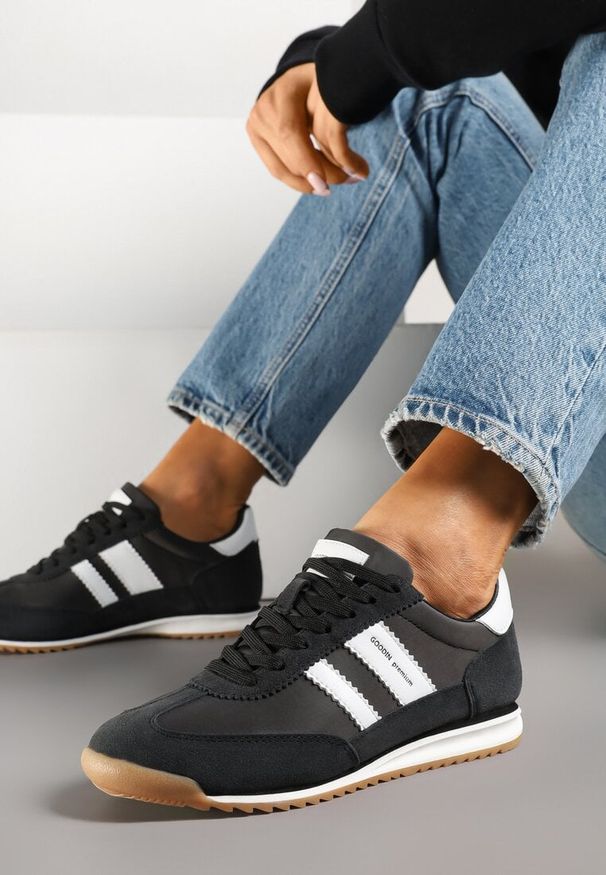 Born2be - Czarno-Białe Sneakersy Klasyczne Tenisówki ze Skórzaną Wkładką i Zamszem Naturalnym Tilritia. Okazja: na co dzień. Kolor: czarny. Materiał: skóra, zamsz. Szerokość cholewki: normalna