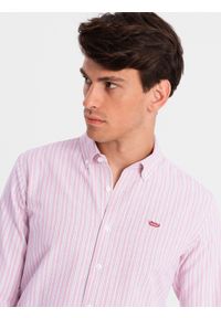 Ombre Clothing - Bawełniana męska koszula REGULAR FIT w drobne paski – różowa V2. Typ kołnierza: button down. Kolor: różowy. Materiał: bawełna. Wzór: paski. Styl: klasyczny