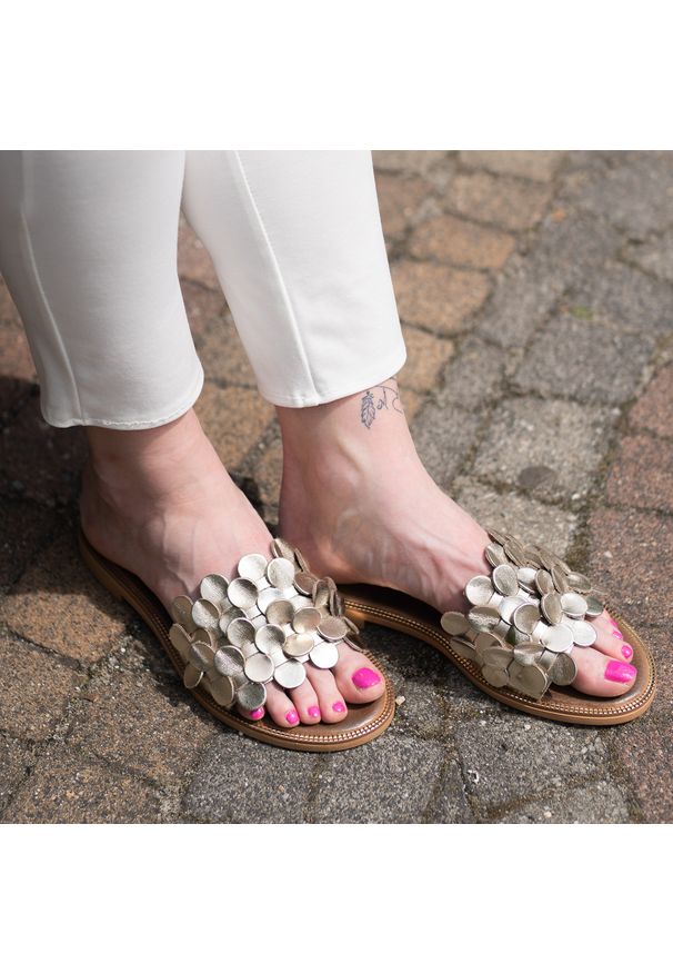 Złote Klapki Armodo Modne Obuwie Damskie. Okazja: na co dzień. Kolor: złoty. Materiał: skóra. Wzór: aplikacja, kwiaty. Sezon: lato. Styl: casual, elegancki