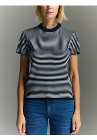 Reserved - Bawełniany t-shirt w paski - granatowy. Kolor: niebieski. Materiał: bawełna. Wzór: paski