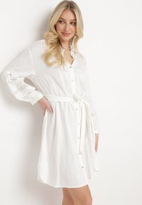 Born2be - Biała Sukienka Koszulowa Zapinana na Guziki z Paskiem w Talii i Ozdobnym Rękawem Rigaudona. Okazja: na spotkanie biznesowe. Kolor: biały. Typ sukienki: koszulowe. Styl: biznesowy, elegancki, klasyczny #5