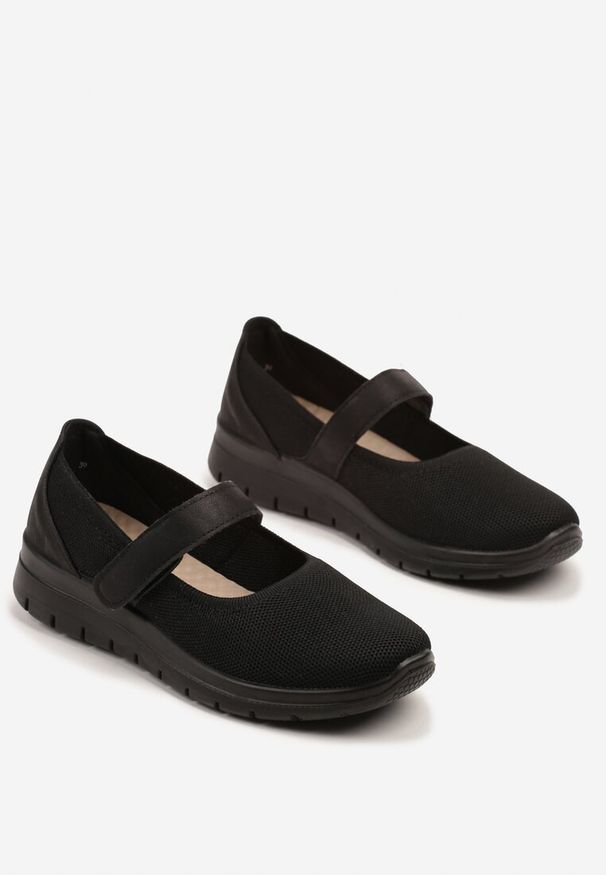 Born2be - Czarne Półbuty na Tłoczonej Podeszwie z Paskiem Caleldi. Okazja: na co dzień. Zapięcie: pasek. Kolor: czarny. Materiał: jeans. Styl: klasyczny, elegancki, casual