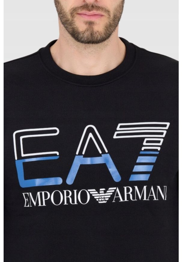 EA7 Emporio Armani - EA7 Czarna bluza męska z niebieskim logo. Kolor: czarny