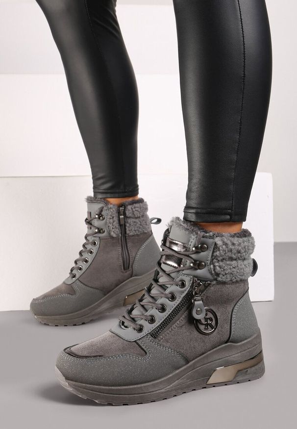 Renee - Szare Sneakersy na Koturnie za Kostkę z Metaliczną Ozdobą i Suwakiem Sinelara. Okazja: na co dzień. Wysokość cholewki: za kostkę. Kolor: szary. Materiał: jeans, futro. Wzór: aplikacja. Obcas: na koturnie
