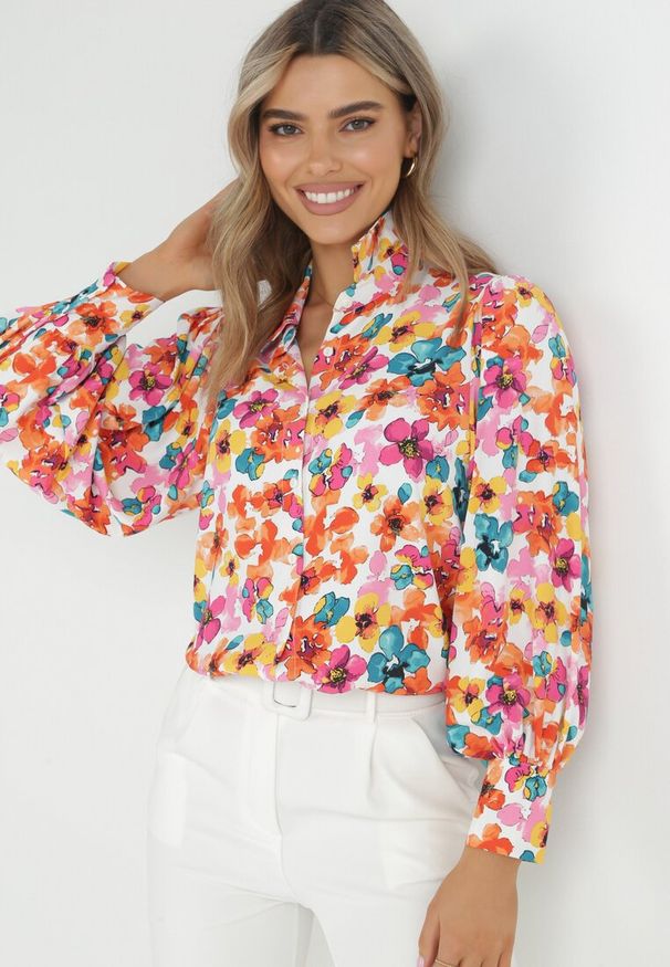 Born2be - Biała Koszula w Kwiaty z Szerokimi Rękawami Timielle. Kolor: biały. Materiał: tkanina. Wzór: kwiaty