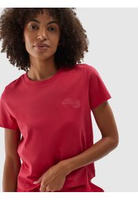 4f - T-shirt z bawełny organicznej z nadrukiem damski - czerwony. Kolor: czerwony. Materiał: bawełna. Wzór: nadruk