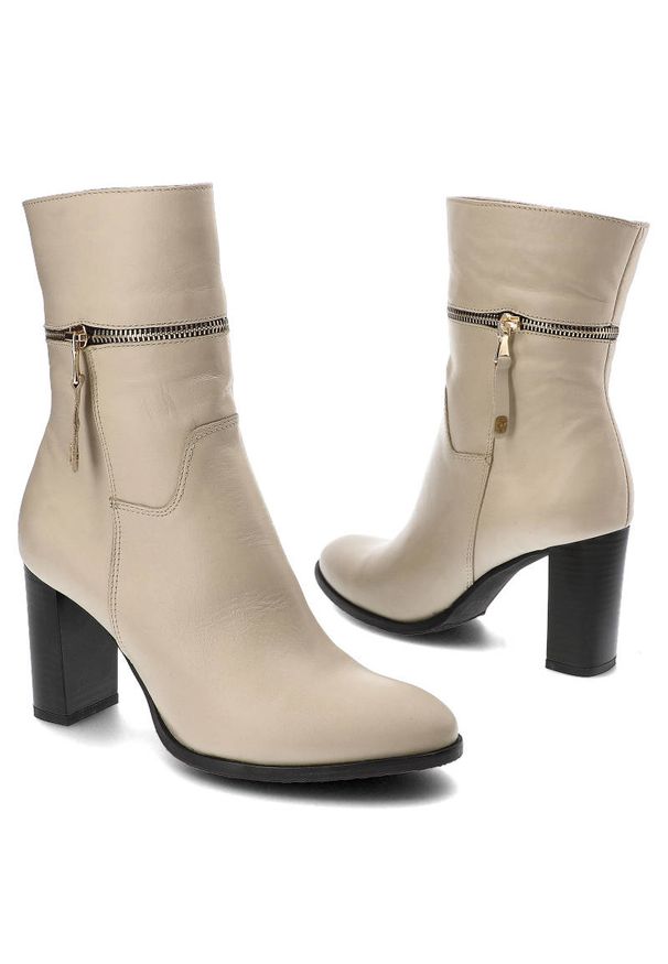 Beżowe Eleganckie Botki Simen Na Obcasie. Okazja: na spotkanie biznesowe. Zapięcie: zamek. Kolor: beżowy. Materiał: skóra. Obcas: na obcasie. Styl: elegancki, klasyczny, biznesowy. Wysokość obcasa: średni