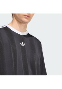 Adidas - adidas T-Shirt adicolor Jacquard KD5830 Czarny Loose Fit. Kolor: czarny. Materiał: syntetyk #4