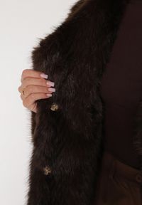 Born2be - Brązowa Futrzana Kurtka z Cieniowanym Wzorem Monizavia. Okazja: na co dzień. Kolor: brązowy. Materiał: futro. Styl: casual, klasyczny #6