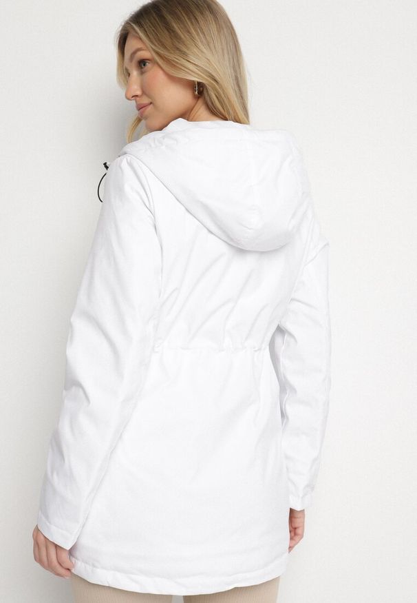 Born2be - Biała Kurtka Parka z Kapturem i Kieszeniami Ściągana w Pasie Omeina. Okazja: na co dzień. Typ kołnierza: kaptur. Kolor: biały. Materiał: jeans. Styl: elegancki, casual