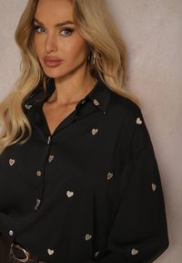 Renee - Czarna Koszula z Bawełny Ozdobiona Naszytymi Serduszkami Arreanna. Okazja: do pracy, na spotkanie biznesowe. Typ kołnierza: kołnierzyk klasyczny, dekolt w kształcie V. Kolor: czarny. Długość: długie. Wzór: aplikacja. Materiał: bawełna. Długość rękawa: długi rękaw. Sezon: lato, wiosna. Styl: klasyczny, biznesowy #5