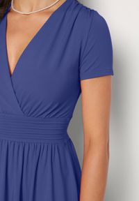 Born2be - Niebieska Taliowana Sukienka z Dekoltem na Zakładkę Quimadea. Okazja: na spotkanie biznesowe. Kolor: niebieski. Materiał: materiał. Wzór: aplikacja. Styl: elegancki, biznesowy #6