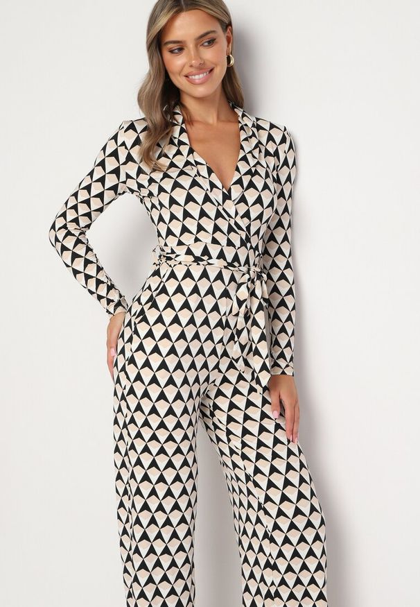 Born2be - Beżowy Kombinezon z Wiązanym Paskiem w Geometryczny Print Ninatti. Okazja: na imprezę, na randkę. Kolor: beżowy. Materiał: materiał. Wzór: geometria, nadruk