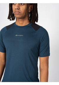 Champion T-Shirt "Tech-Tee" | 218011 | Mężczyzna | Czarny, Niebieski. Okazja: na co dzień. Kolor: czarny, niebieski, wielokolorowy. Materiał: poliester. Wzór: nadruk. Styl: casual, klasyczny