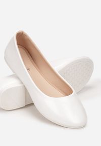 Born2be - Białe Balerinki Phalymes. Nosek buta: okrągły. Kolor: biały. Materiał: lakier. Szerokość cholewki: normalna. Wzór: gładki, kwiaty. Styl: klasyczny, elegancki