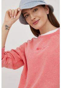 Champion bluza 114942 damska kolor różowy z aplikacją 114942-BS028. Kolor: różowy. Materiał: bawełna. Długość rękawa: długi rękaw. Długość: długie. Wzór: aplikacja #5