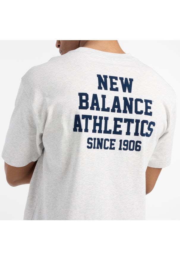 Koszulka męska New Balance MT51526AHH – szara. Kolor: szary. Materiał: bawełna, dresówka, materiał. Długość rękawa: krótki rękaw. Długość: krótkie. Wzór: napisy