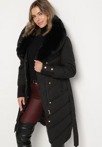 Born2be - Czarna Elegancka Kurtka z Pikowanymi Przeszyciami i Futrzanym Kołnierzem Gallea. Okazja: na spacer, na co dzień. Kolor: czarny. Materiał: futro. Sezon: zima. Styl: elegancki #4