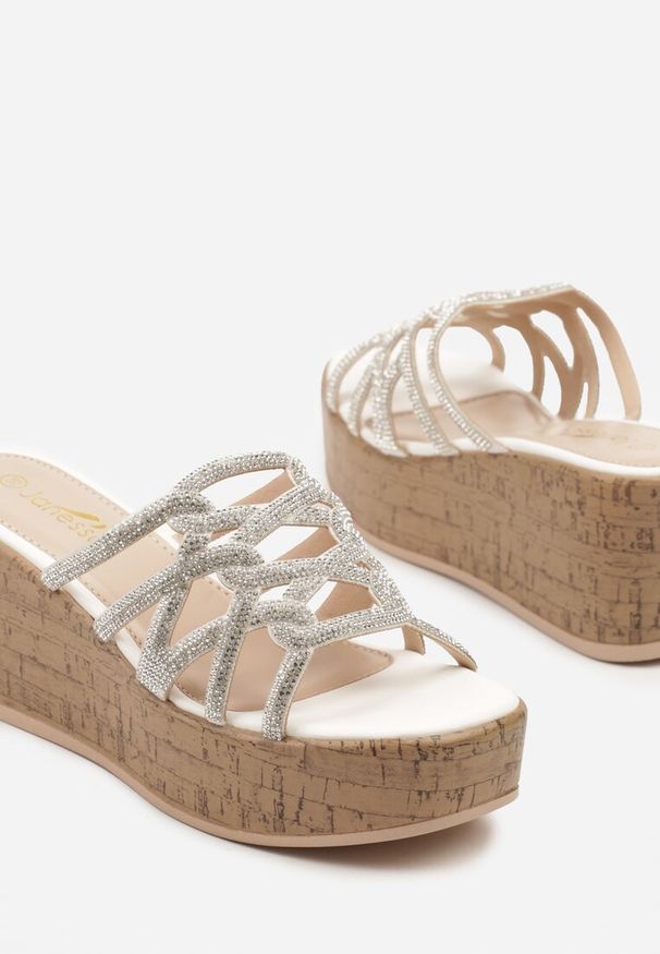 Renee - Białe Klapki na Koturnie z Cyrkoniowymi Paseczkami Tenavela. Okazja: na co dzień. Kolor: biały. Materiał: jeans. Wzór: aplikacja. Obcas: na koturnie. Styl: casual. Wysokość obcasa: średni