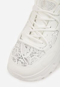 Renee - Białe Sneakersy na Platformie Ozdobione Cyrkoniami i Koronką Antea. Okazja: na co dzień. Kolor: biały. Materiał: koronka. Wzór: aplikacja, koronka. Obcas: na platformie #4