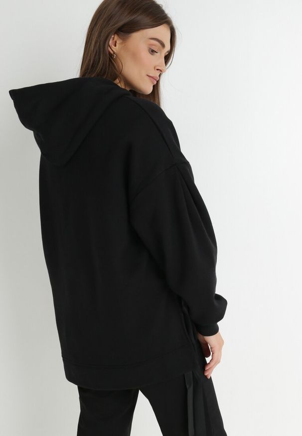 Born2be - Czarna Bluza Oversize z Kapturem Kulsum. Typ kołnierza: kaptur. Kolor: czarny. Materiał: tkanina, bawełna. Długość: długie. Wzór: gładki, jednolity